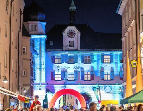 Das Mittertor leuchtet in bunten Farben. Das nächtliche Schauspiel „Rosiger Zeiten“ verzaubert im Herbst Bewohner und Besucher der Stadt gleichermaßen.Foto Tobias Huber