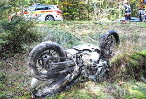 Das Motorrad kam erst in einer Böschung zum Liegen. An der Maschine entstand Totalschaden. Foto Eß