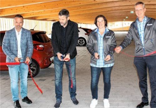 Das obere Deck der neuen Parkgarage wurde von (von rechts) Geschäftsführer Andreas Prechtl, Marktleiterin Regina Köllenberger, Architekt Andreas Leupold und Bürgermeister Max Singer offiziell seiner Bestimmung übergeben. Foto strim