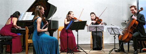 Das PiHano-Quartett besteht aus den Geschwistern Pihusch und Hanusch, vervollständigt durch Yume Hanusch am Klavier.Foto janka