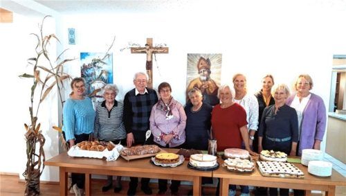 Das Seniorenteam (von links) Resi Antretter, Maria Seitz, Vroni Dinzenhofer, Cornelia Ascher, Betty Söllner, Andrea Daser, Steffi Artmann, Ingrid Neuner und Christa Siegmund mit Pfarrer Josef Hartl. Foto Ruprecht