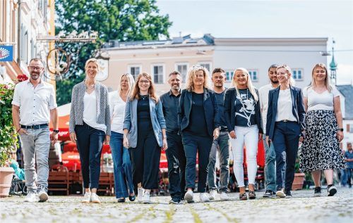 Das Team der OVB MEDIA Sales (von links): Stefan Szondi, Stephanie Brösamle, Carolin Tietz, Luisa Simon, Stephan Heinrich, Caren Pusch, Johann Schweiberer, Birgit Mikulsky, Fatih Kisla, Andrea Schaller und Antonia Steiner. Es fehlen auf dem Foto Markus Strassmaier, Philipp Kellermann. Fotos Manfred Bär