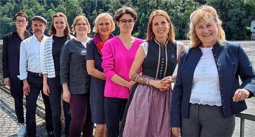 Das Team der Wasserburger Zeitung berichtet aus dem Zentrum der Innschleife: Petra Bichler, Werner Kipp, Anna Weinfurtner, Anja Leitner, Angelika Sewald-Löffelmann, Sophia Huber, Mariella Ose und Heike Duczek. Auf dem Bild fehlen Manfred Reischl und Stephan Koch. Foto Karlheinz Rieger