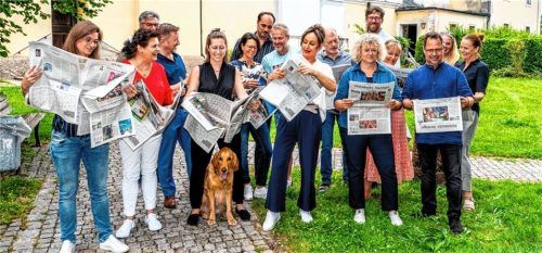 Das Team des Mühldorfer Anzeigers (von links): Diana Wegend, Petra Hasenöhrl, Harald Schwarz, Jörg Eschenfelder, Ellen Reindl mit Golden Retriever Bailey, Brigitte Maier, Marco Heinrich, Josef Enzinger, Bianca Prosch, Rudi Berghammer, Christa Latta, Markus Honervogt, Manuela Lederer, Heinz Fray, Andrea Klemm und Katharina Vähning. Auf dem Bild fehlt Christian Wagner. Foto Rudolf Mayer