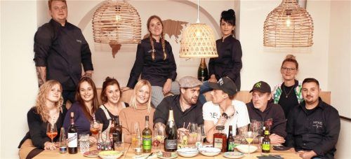 Das Team des Restaurants „Nenas“ in Rosenheim. In der Mitte – mit Mütze: Betreiber Josef Zeilinger. Foto privat
