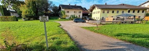 Das verwitterte Schild weist darauf hin, dass es sich um einen Privatweg handelt.Foto emk