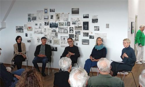Der Art-Talk im Kunstverein fand diesmal vor der „Profiler-Wand“ statt. Im Gespräch (von links) Jutta Schmuttermaier, Alexander Duda, Herbert Nauderer, Annika Tempelmann und Dr. Olena Balun.Foto friedrich