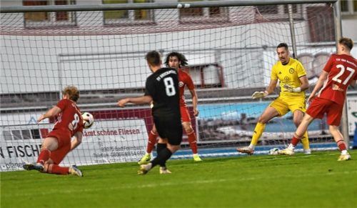 Der Ausgleich für Bruckmühl: Lukas Huber hat abgezogen.Foto Hans-Jürgen Ziegler