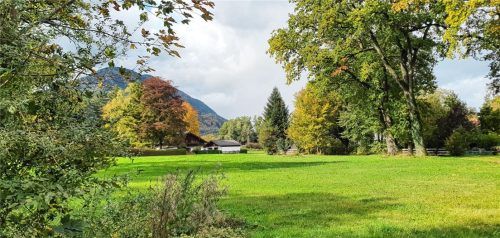 Der Bebauungsplan Tannerhut soll den Bereich entlang der Rosenheimer Straße (im Vordergrund) und den ehemaligen Sportplatz (Bildmitte, hinten) umfassen.Foto Stuffer-Chunphetch