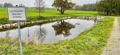 Der beim Ortsteil Breitenberg existierende Löschweiher muss nun aus rechtlicher Betrachtung heraus mit einem 1,70 Meter hohen Zaun umgeben werden. Foto neuwirth