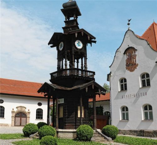 Der Chinesische Turm auf dem Festhallengelände ist marode. Seit 1900 steht die Holzkonstruktion als Uhrturm vor der Festhalle.Foto Rehberg