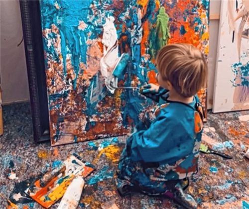 Der dreijährige Laurent aus Neubeuern sorgt mit seinen Bildern für Schlagzeilen – nicht nur in der weltweiten Kunstszene.Foto laurents.art/Archiv