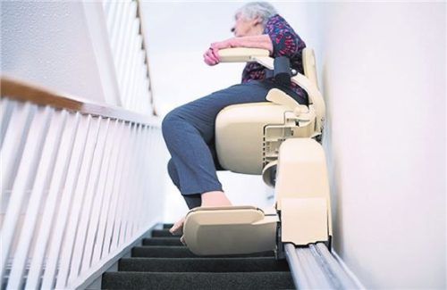 Der Einbau eines Treppenlifts kann teuer werden. Foto Panthermedia/daisy-daisy