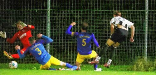 Der einzige Treffer im Spiel: Marius Hutterer (rechts) erzielt das 0:1.Foto mb.presse – Butzhammer