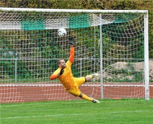 Der erste Treffer der Partie: SVW-Torwart Simon Rott kann den Elfer von Fikret Jahic nicht parieren.Foto Obermaier