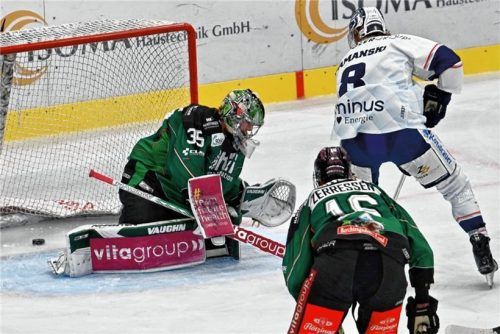 Der erste Treffer des Spiels: Weidens Neal Samanski überwindet Oskar Autio, Starbulls-Verteidiger Pascal Zerressen hat das Nachsehen.Foto Hans-Jürgen Ziegler