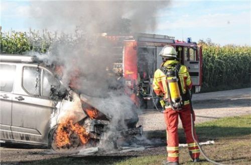 Der Ford Kastenwagen brannte beim Eintreffen der Feuerwehr lichterloh. Foto Reisner