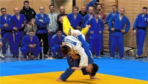Der große Wurf: Mohammed Tachaev zeigt den Teamkollegen, wie es geht. Foto re