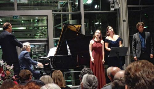 „Der Mond ist aufgegangen“ versammelte alle Protagonisten auf der Bühne: (von links) Johannes Erkes (Bratsche), Gerold Huber (Klavier), Serafina Starke (Sopran), Katarina Morfa (Mezzosopran) und Thomas Schütz (Bariton). Foto füchtner