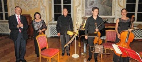Der Organisator mit den Künstlern: (von links) Dr. Hans Dvorzak, Adelina Oprean, Gérard Wyss, Laurentju Stoian und Monika Gaggia. Foto Jaensch