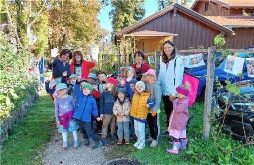 Der Pfarrkindergarten Vagen zu Besuch bei der Reben-Pflanzung. Foto Re
