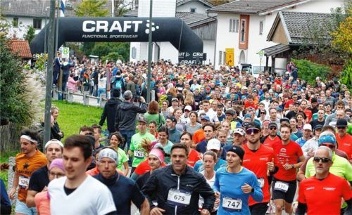 Der riesige Läuferwurm nach dem Start im Halbmarathon mit 556 Sportlern. Foto Stuffer