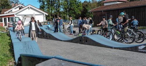 Der Rohrdorfer Bikepark bietet für die kommenden Wochen eine Attraktion sowohl für ganz kleine wie auch für schon erfahrene Biker. Fotos Thomae