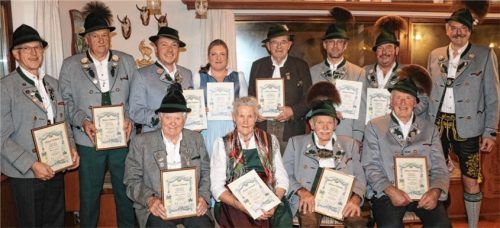 Der scheidende Vorsitzende Paul Kink (rechts) überreichte die Ehrenzeichen des Vereins an langjährige Mitglieder (von links) sitzend: Sepp Wörndl (70), Elisabeth Moosmüller (40), Klaus Aiblinger (70), Peter Thaurer (60); stehend: Ehrenvorsitzender Heinz Scheck (50), Andreas Schmid (50), Herbert Reiter (25), Andrea Ranftl (25), Martin Blimetsrieder (60), Andreas Pichl (25), Rudi Wörndl (40).Foto Rehberg