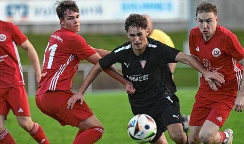 Der SV Bruckmühl muss um jeden Punkt hart kämpfen. So wie hier Vinzenz Egger (Mitte), der sich aber gleich gegen zwei Rosenheimer durchsetzte.Foto Hans-Jürgen Ziegler