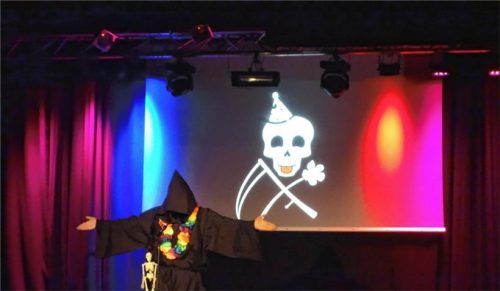 „Der Tod“ präsentierte im Lokschuppen eine multimedial angereicherte Bühnenshow und sang dazu noch einige verballhornte Hits.Foto friedrich