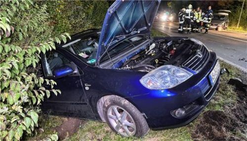 Der Toyota der beteiligten Fahrerin wurde durch die Wucht des Aufpralls in den Graben geschleudert. Am Mercedes des 24-jährigen Unfallverursachers wurde das linke vordere Rad abgerissen. Foto Barth