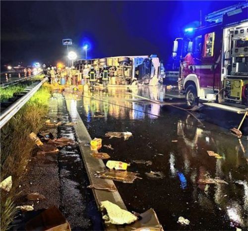 Der umgestürzte Lkw verlor einen großen Teil seiner Ladung, die sich über die Fahrbahn verteilte. Foto Barth