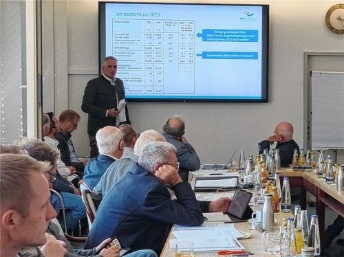 Der Vorstandsvorsitzende des InnKlinikums, Thomas Ewald, präsentierte bei der Kreisausschusssitzung das Ergebnis 2023. Foto Haindl