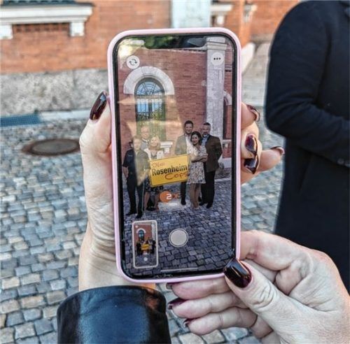Die App ermöglicht ein Foto mit den Rosenheim Cops am beliebten Fotopoint vor dem Rathaus. Foto Aberle