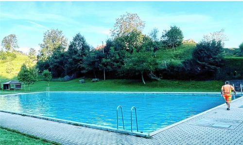 Die Badestelle in Kaltenbrunn soll erhalten bleiben. Noch ist nicht klar, ob sich die Gemeinde Frasdorf das leisten kann. Foto Hötzelsperger