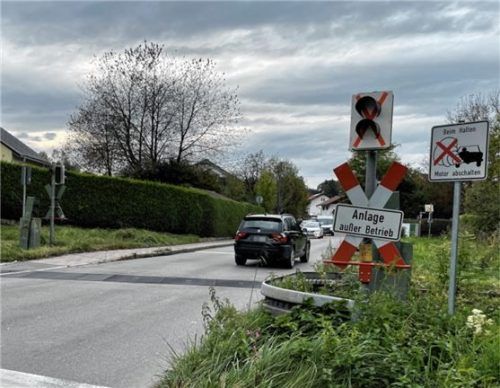 Die Bahnübergänge auf der Strecke von Rosenheim nach Wasserburg sind wie hier in der Schlößlstraße derzeit außer Betrieb. Foto Baumeister