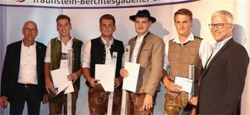 Die Besten der Besten im Bau-Handwerk (von links): Obermeister Thomas Maier gratulierte Simon Drexl, Julian Scheidhammer, Matthias Schuhbeck und Stefan Stippel zusammen mit seinem Stellvertreter Hans Peter Kaindl. Foto Wittenzellner