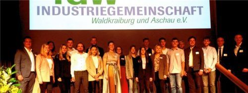 Die Besten der IGW mit (links) Aschaus Bürgermeister Christian Weyrich, IGW-Geschäftsführer Markus Kep (rechts) und Waldkraiburgs Bürgermeister Robert Pötzsch (Zweiter von rechts).Foto fischer