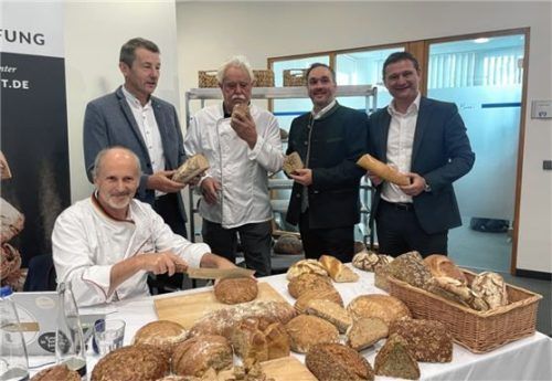 Die Brotprüfung fand in der meine Volksbank Raiffeisenbank in Rosenheim statt. Mit dabei waren (von links) Brotprüfer Manfred Stiefel vom Deutschen Brotinstitut, Kreishandwerksmeister Rudolf Schiller, Hubert Steffl, Ehrenobermeister der Bäcker-Innung Rosenheim, sowie Agrardirektor Andreas Gasteiger von der meine Volksbank Raiffeisenbank und Jens Köhler, Regionaldirektor der meine Volksbank Raiffeisenbank für Rosenheim-Inntal. Foto Huzun