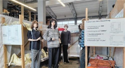 Die Bürgerinitiative hatte extra Schaufensterpuppen besorgt, um die ihrer Meinung nach „menschenunwürdige Unterbringung“ in der Gewerbehalle zu veranschaulichen. Foto Huber