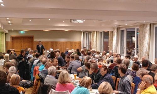 Die Bürgerversammlung in Happing war dieses Jahr besonders gut besucht: Über 150 Bewohner versammelten sich im Saal des Happinger Hofs. Foto Karin Wunsam
