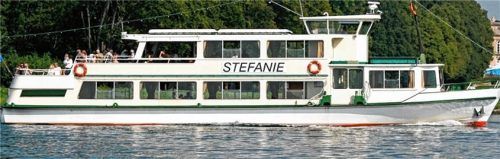 Die Chiemsee-Schiffe machen nicht nur Besucher glücklich, auch Liebende. Unter anderem auf der „Stefanie“ werden auch Trauungen für Paare angeboten. Foto Chiemsee-Schifffahrt