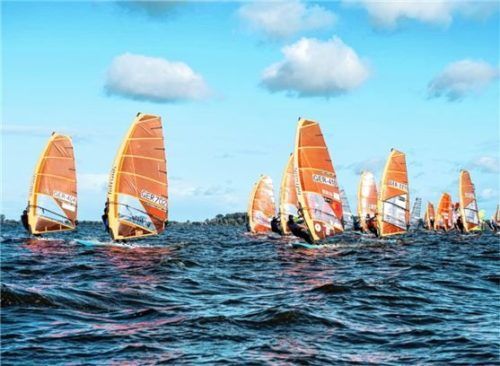 Die Chiemseer Raceboardsurfer verpassten beim Bundesligafinale den Sieg.Foto Beeke Fitschen