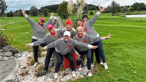 Die Damen des GC Höslwang beim Feiern ihres Aufstiegs in die 1. Liga.Foto re