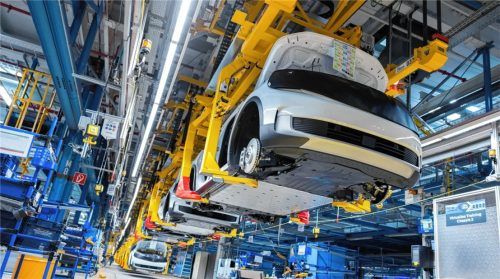 Die deutsche Autoindustrie – elementarer Bestandteil der deutschen Wirtschaft – ist in eine Krise gerutscht. Symptom für den Niedergang des Industriestandorts?Foto  dpa