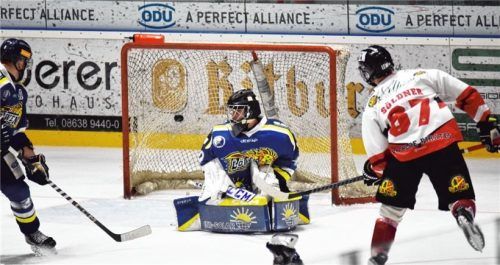 Die Entscheidung: Buchloes Tim Söldner trifft zum 3:2 in Waldkraiburg.Foto Paolo del Grosso