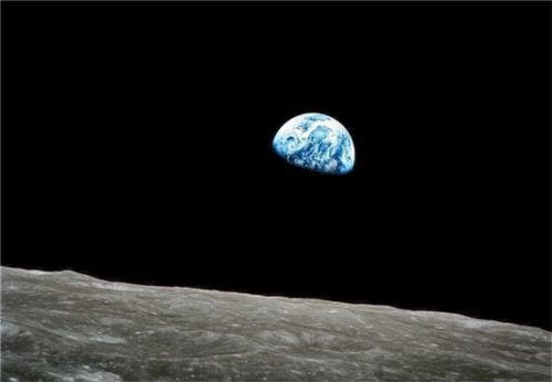 Die Erde inmitten der Dunkelheit des Alls und vor dem Horizont des Mondes, fotografiert an Heiligabend 1968 von den Astronauten an Bord von „Apollo 8“. Foto NASA/EPA/dpa