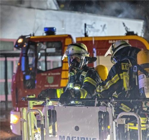 Die Feuerwehrleute konnten nur mit schwerer Atemschutzausrüstung den Brand bekämpfen.