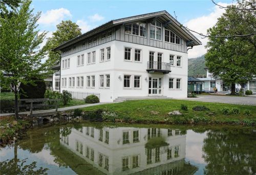 Die Gemeinde Aschau klärte die Ratsmitglieder in der jüngsten Sitzung über den aktuellen Stand der Bauprojekte auf. Das Foto zeigt das Aschauer Rathaus. Foto Rehberg