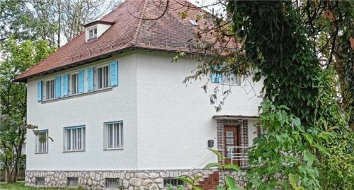 Die Gemeinde Raubling will das Grundstück der „Bröcker Villa“ entwickeln. Bereits vor vier Jahren hat Raubling das Areal erworben. Foto Ruprecht